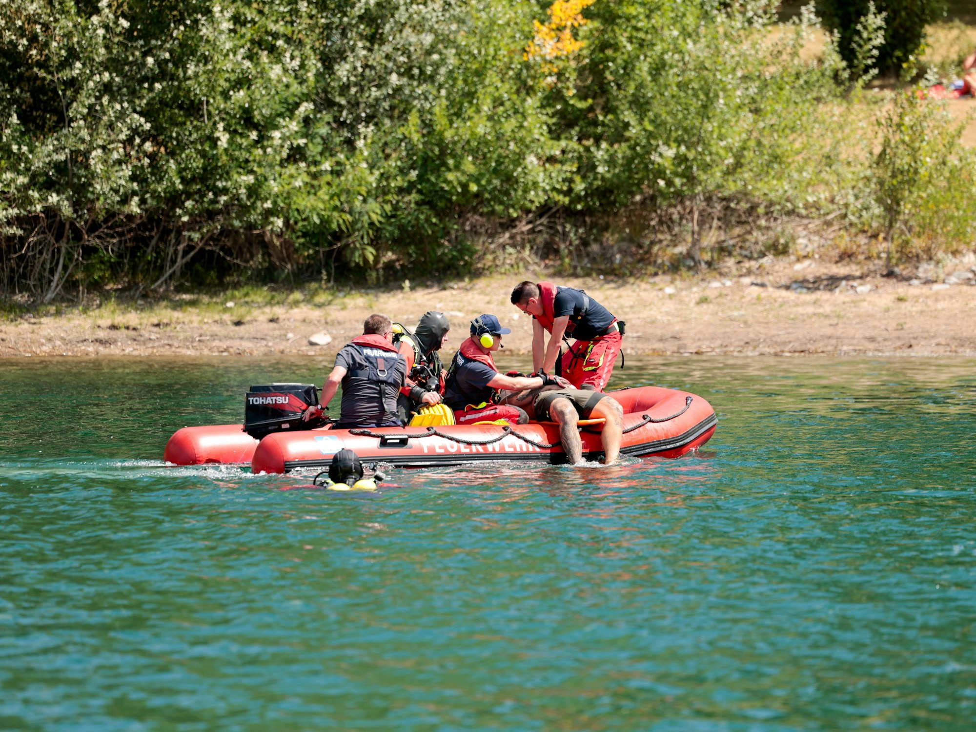 Rettungskräfte bei einer Übung in einem See.