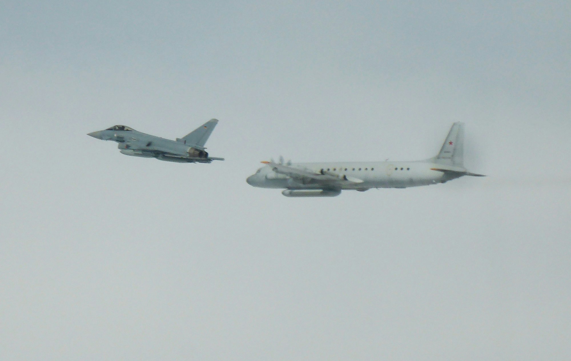 Ein russisches Flugzeug durchfliegt den estnischen Luftraum über der Ostsee – für mehrere Minuten (Archivfoto). Dieses von der Luftwaffe zur Verfügung gestellte Foto zeigt einen Eurofighter der Bundeswehr (l.) und ein russisches