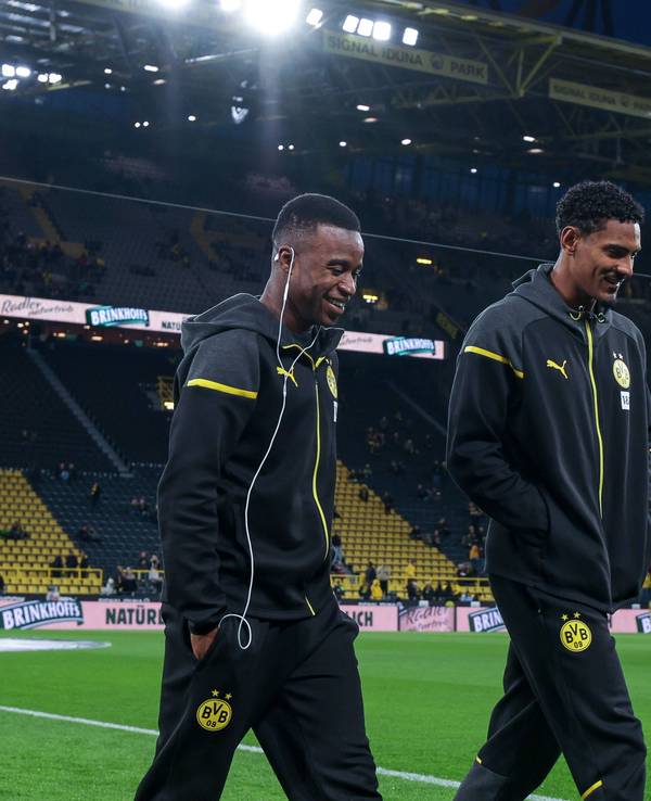 BVB-Stürmer Youssoufa Moukoko (l.), hier am 4. November 2023 gemeinsam mit Kollege Sebastien Haller, steht kurz vor einem Wechsel nach Dänemark.