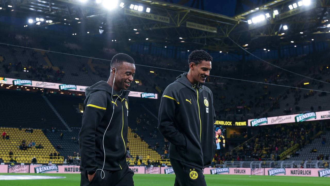 BVB-Stürmer Youssoufa Moukoko (l.), hier am 4. November 2023 gemeinsam mit Kollege Sebastien Haller, steht kurz vor einem Wechsel nach Dänemark.