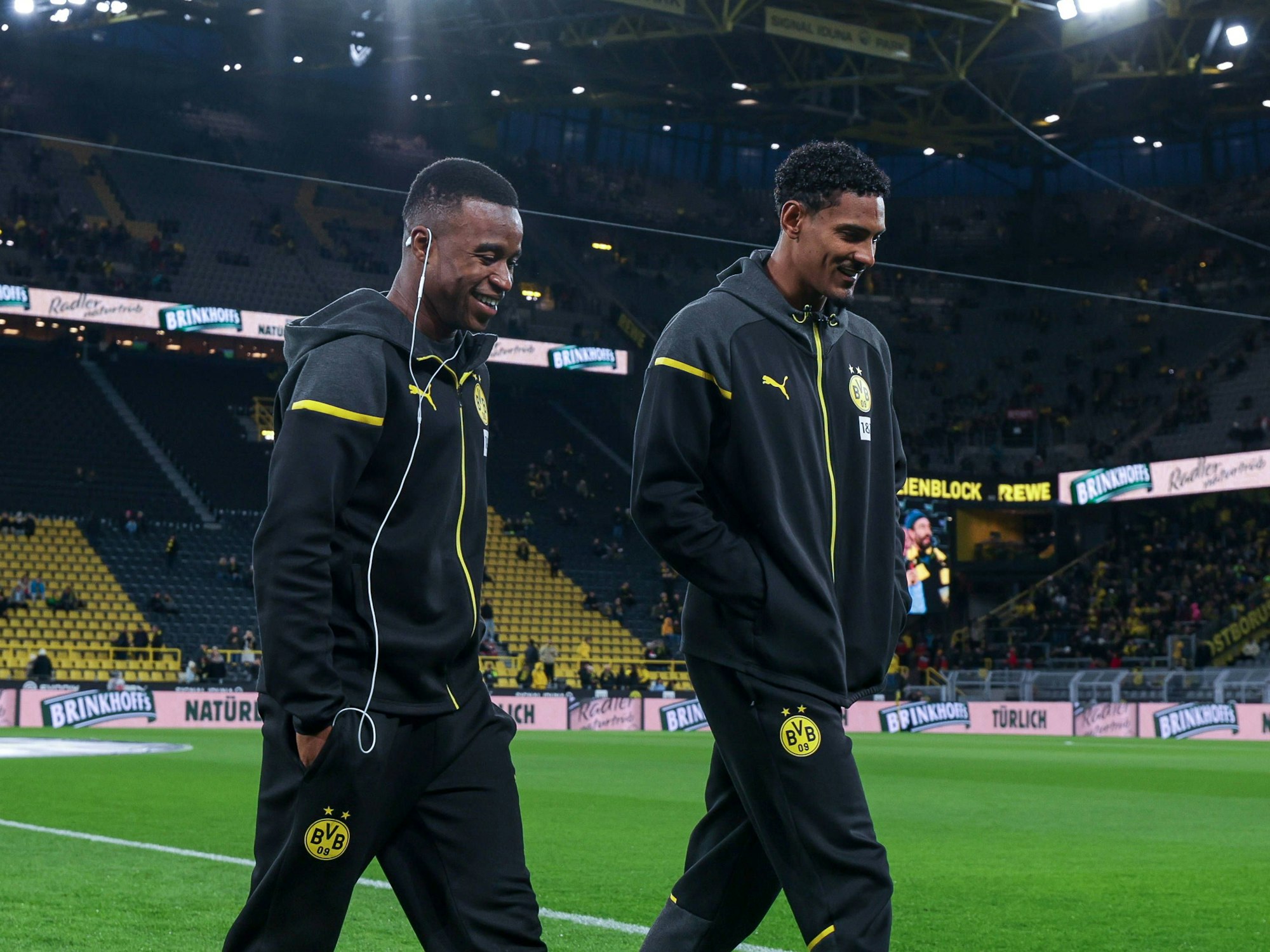 BVB-Stürmer Youssoufa Moukoko (l.), hier am 4. November 2023 gemeinsam mit Kollege Sebastien Haller, steht kurz vor einem Wechsel nach Dänemark.