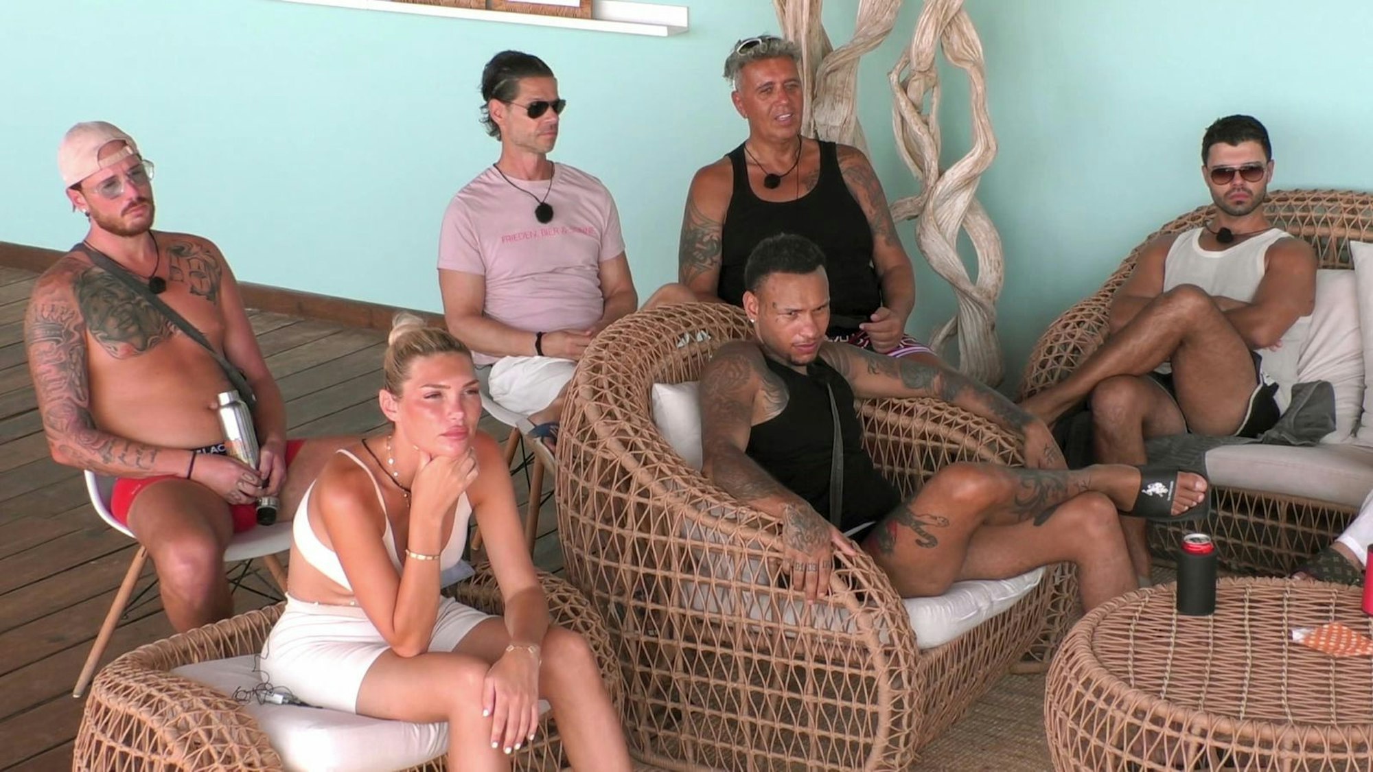 Zusammengekommen, um sich gegenseitig auszubooten: Bei „Kampf der Realitystars“ (RTLZWEI) durfte der Meistbietende einen ungeliebten Konkurrenten aus der Sala schmeißen. (Bild: RTLZWEI)