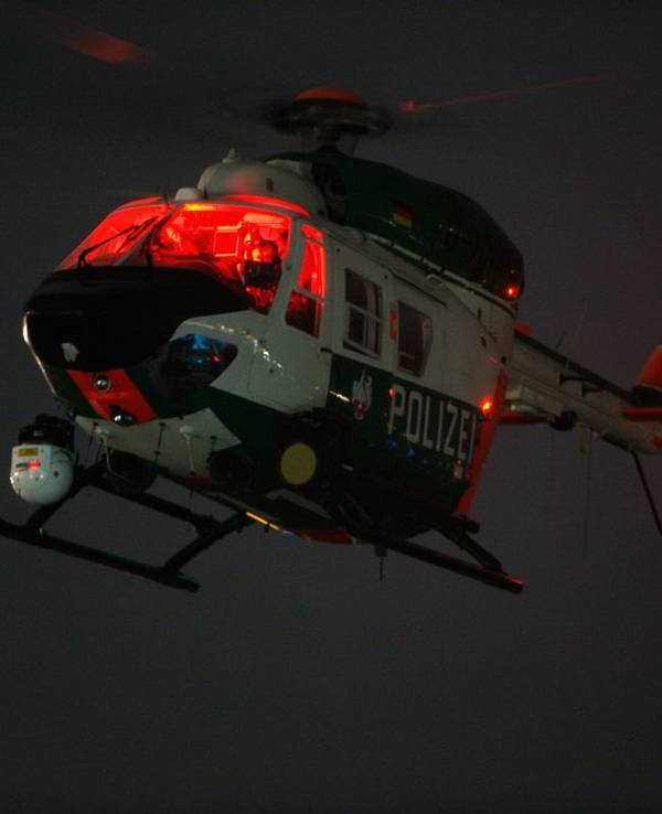 Polizeihubschrauber ist im Nachteinsatz.