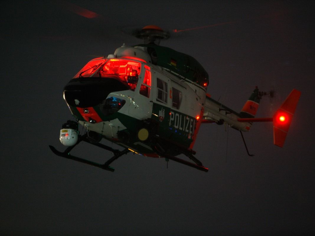 Polizeihubschrauber ist im Nachteinsatz.