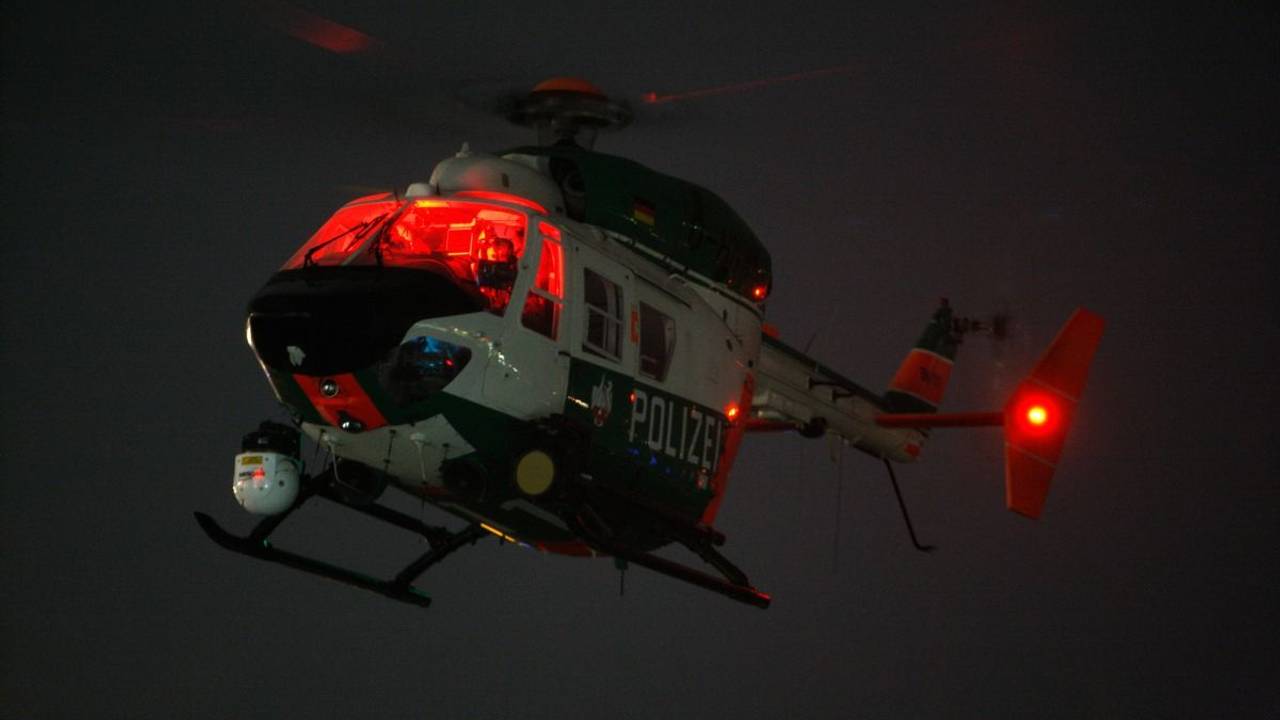Polizeihubschrauber ist im Nachteinsatz.