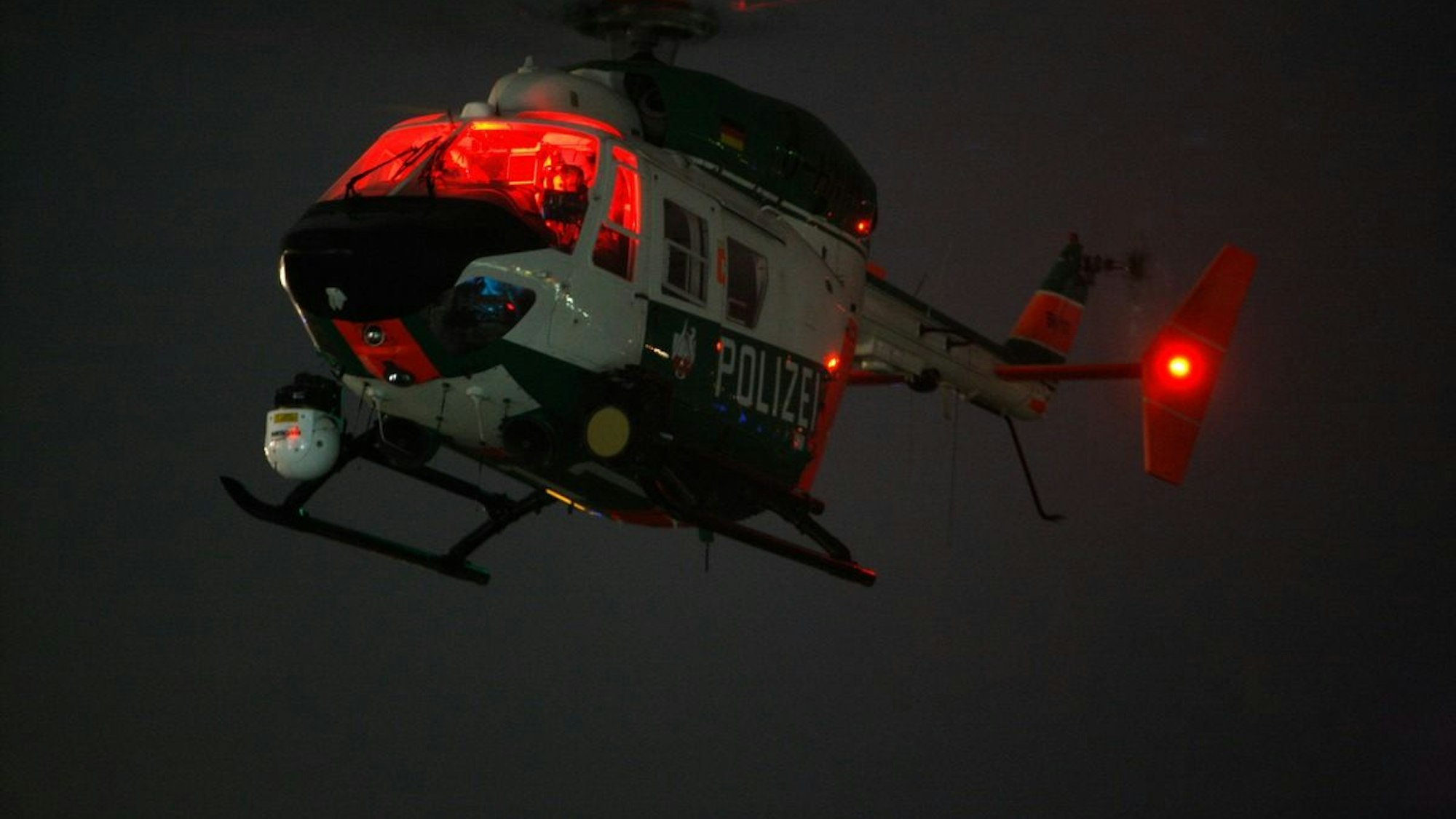 Polizeihubschrauber im Nachteinsatz