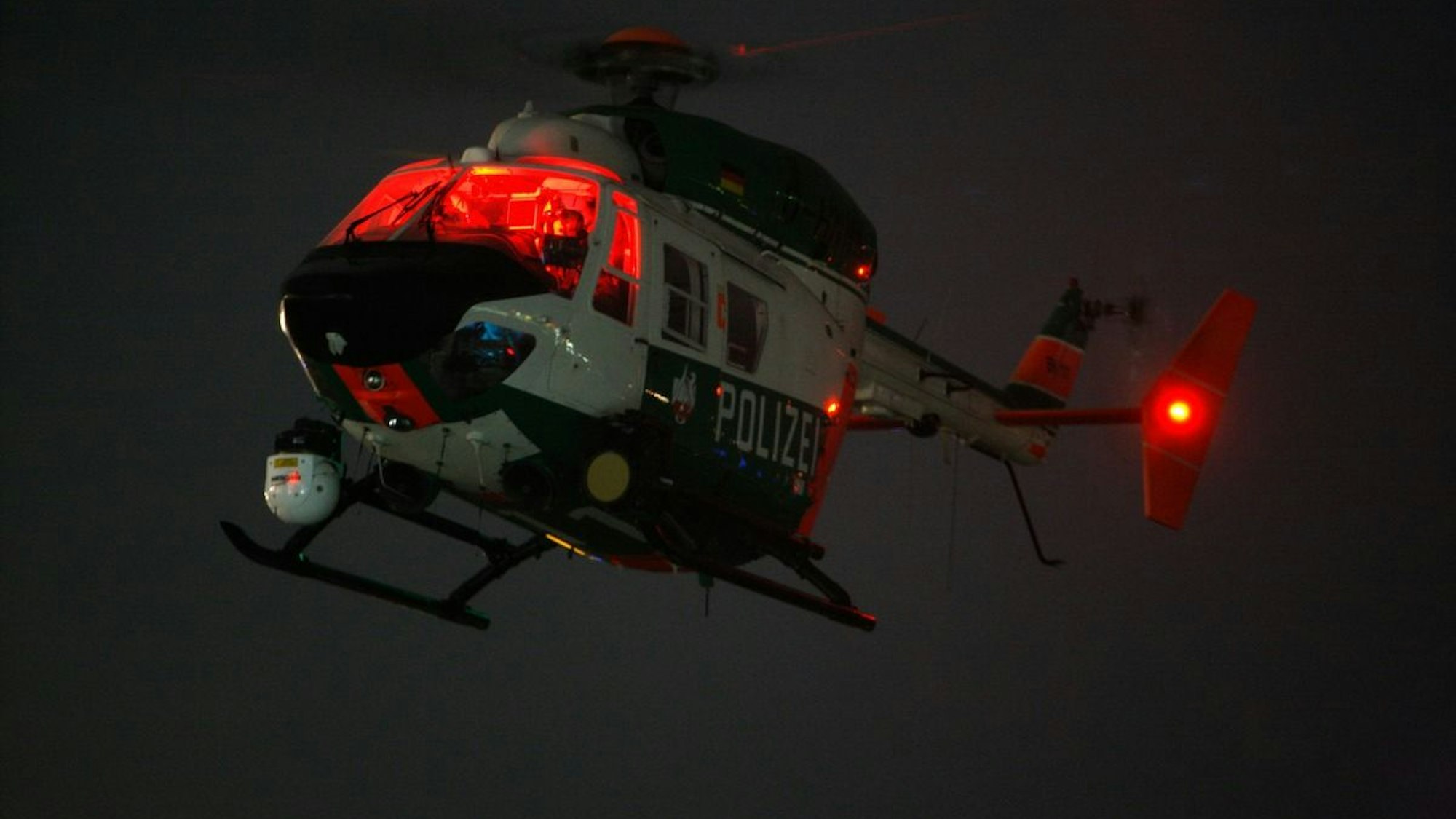 Polizeihubschrauber im Nachteinsatz nach Einbruch und Raub in Mettmann