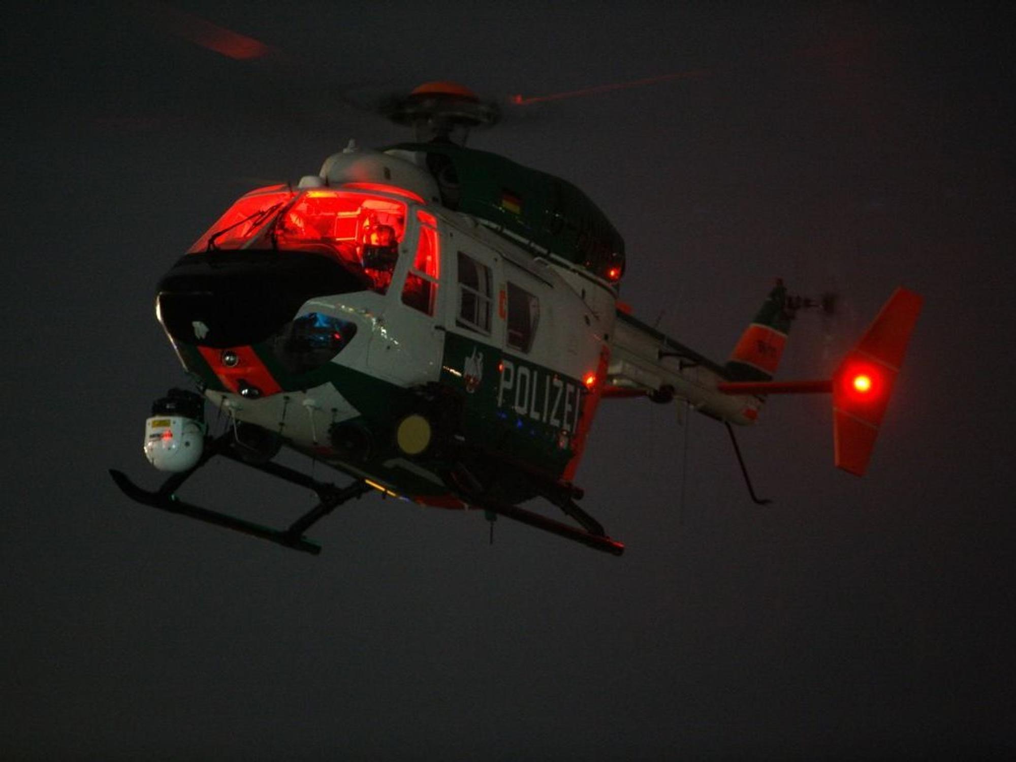 Polizeihubschrauber ist im Nachteinsatz.