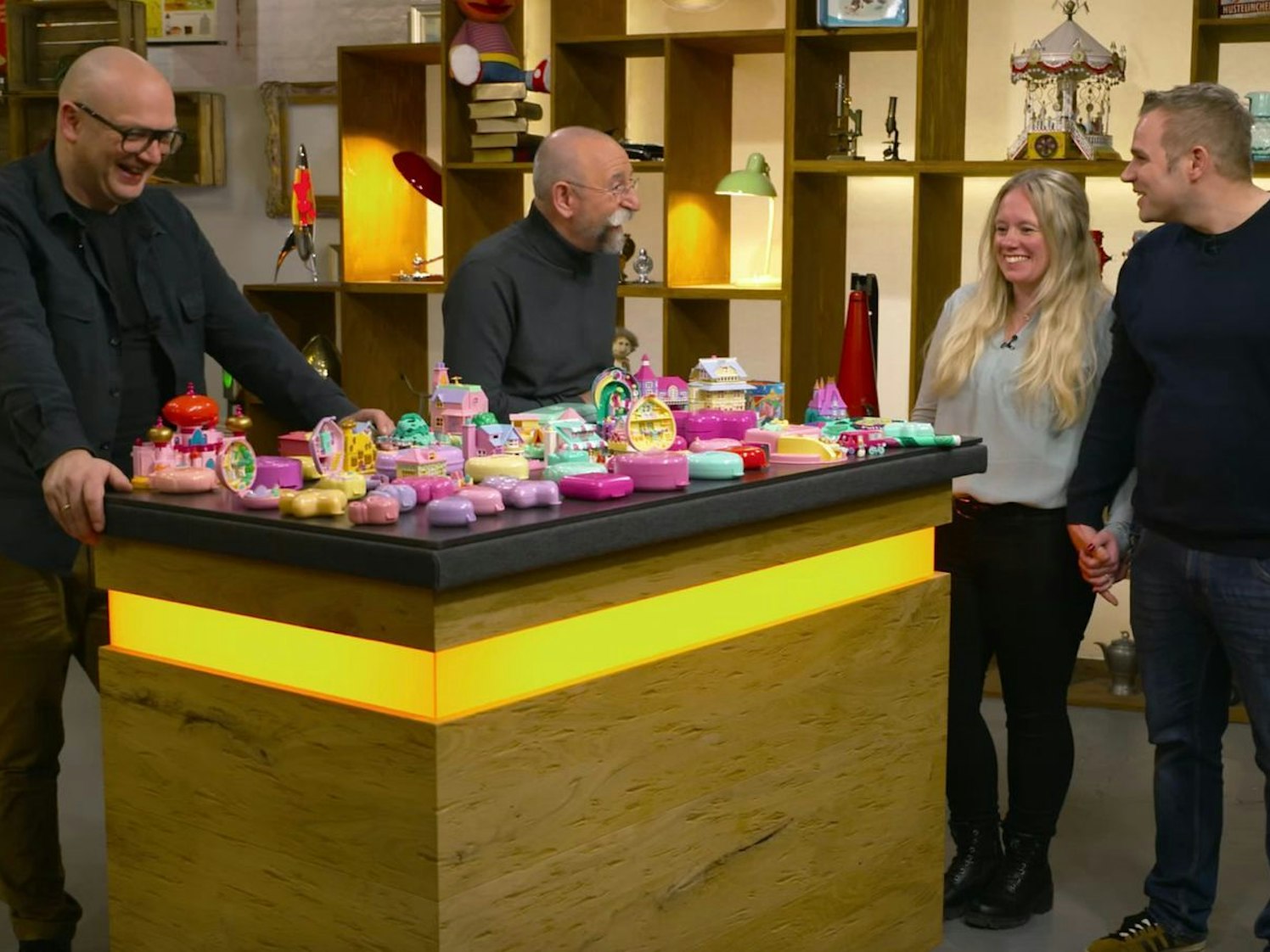 „Mein Gott im Himmel“, prustete Horst Lichter und konnte sich das Lachen nicht verkneifen, als er die bunte Plastik-Sammlung auf dem Experten-Pult sah: „Wow, das ist ja eine Farbexplosion.“ Zudem kannte er die farbigen Plastik-Objekte nicht einmal. Auch Sven Deutschmanek wirkte etwas irritiert und nickte: „Reizüberflutung.“ (Bild: ZDF)