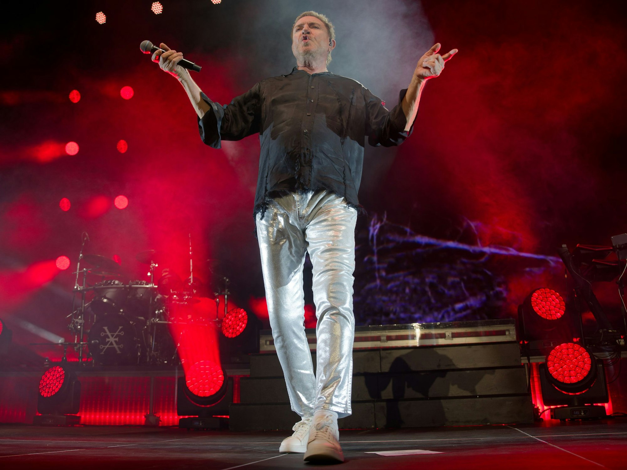 Simon Le Bon von Duran Duran beim Konzert auf der Bühne.