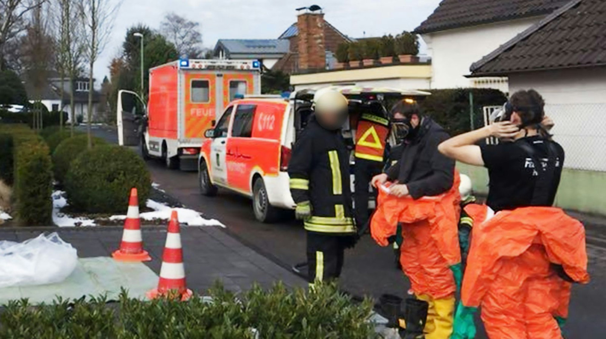 Energiemanager Dr. Bernhard Günther wurde auf seiner Joggingrunde im März 2018 mit konzentrierter Schwefelsäure angegriffen. Feuerwehrleute in Schutzkleidung und mit Gasmasken unterstützen die Rettungsmaßnahmen. (Bild: SWR/Feuerwehr Haan)