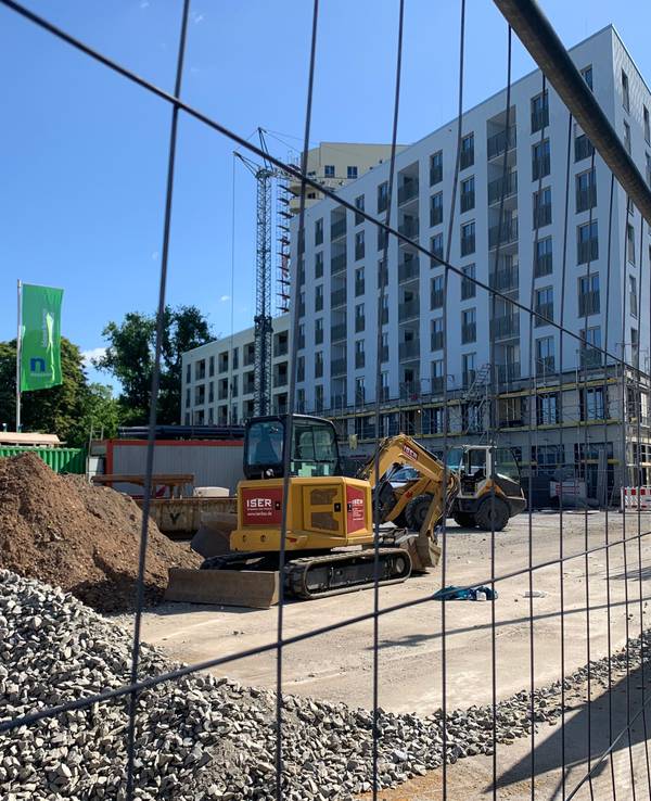 Ein Bagger auf einer Baustelle.