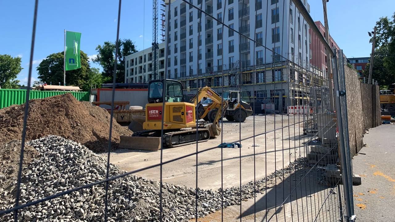 Ein Bagger auf einer Baustelle.