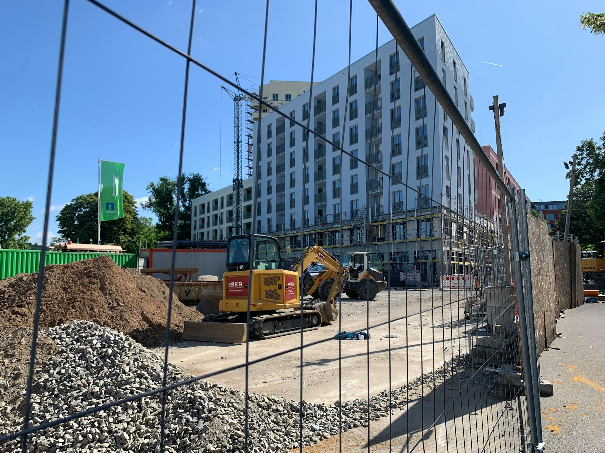 Ein Bagger auf einer Baustelle.