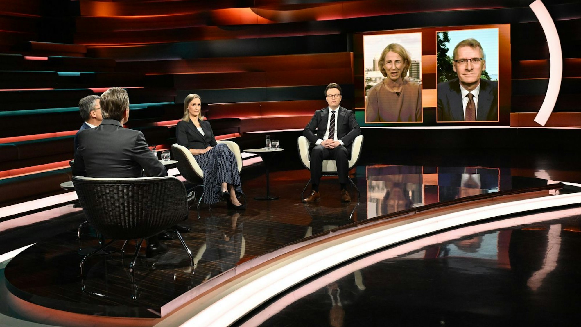 Markus Lanz sprach am Mittwochabend mit (von links) CDU-Außenpolitiker Roderich Kiesewetter, Nahost-Expertin Kristin Helberg, Atomwaffen-Experte Fabian Hoffmann, Korrespondentin Katrin Eigendorf sowie Korrespondent Elmar Theveßen. (Bild: ZDF / Cornelia Lehmann)