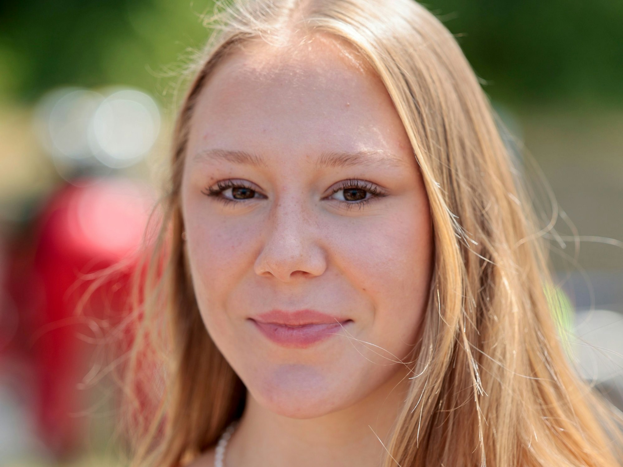 Eine Jugendliche lächelt in die Kamera.