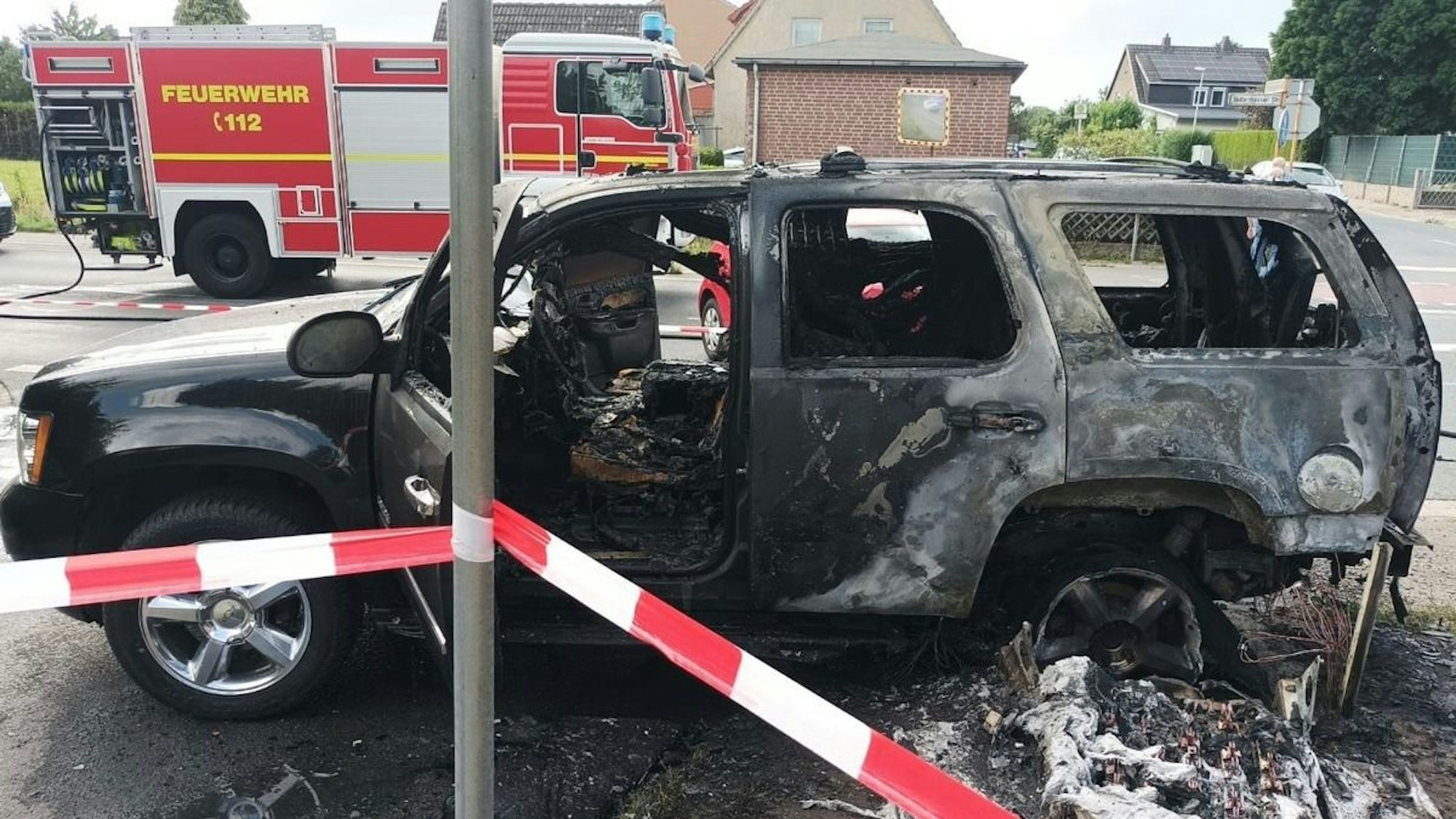 FW Minden: PKW-Brand nach Verkehrsunfall, Stromverteilerkasten schwer beschädigt
