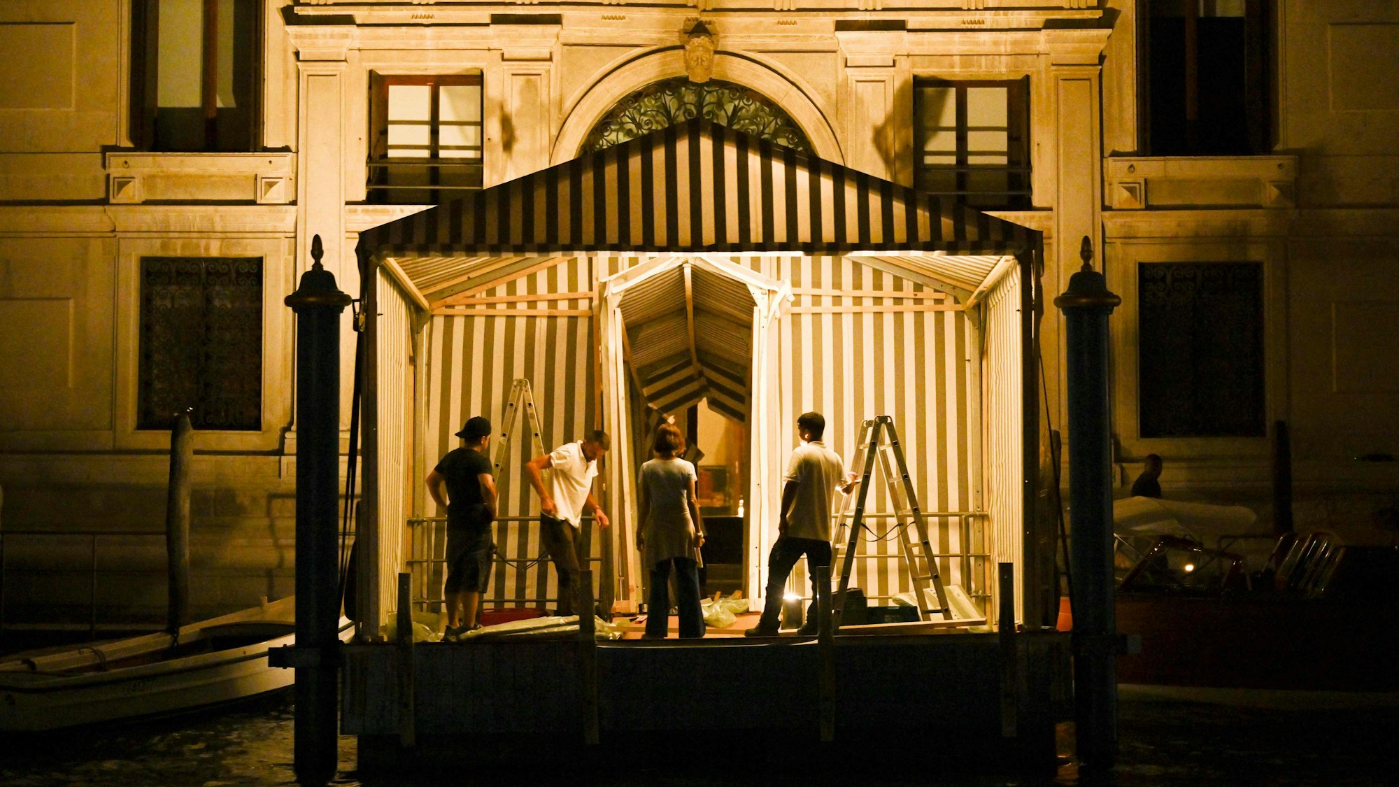 Arbeiter bauen spät in der Nacht einen Steg am Eingang des Luxushotels Aman auf. Zahlreiche Promis reisen auf Superyachten nach Venedig, um die dreitägige Hochzeit von Amazon-Tycoon Jeff Bezos und Lauren Sanchez zu feiern.