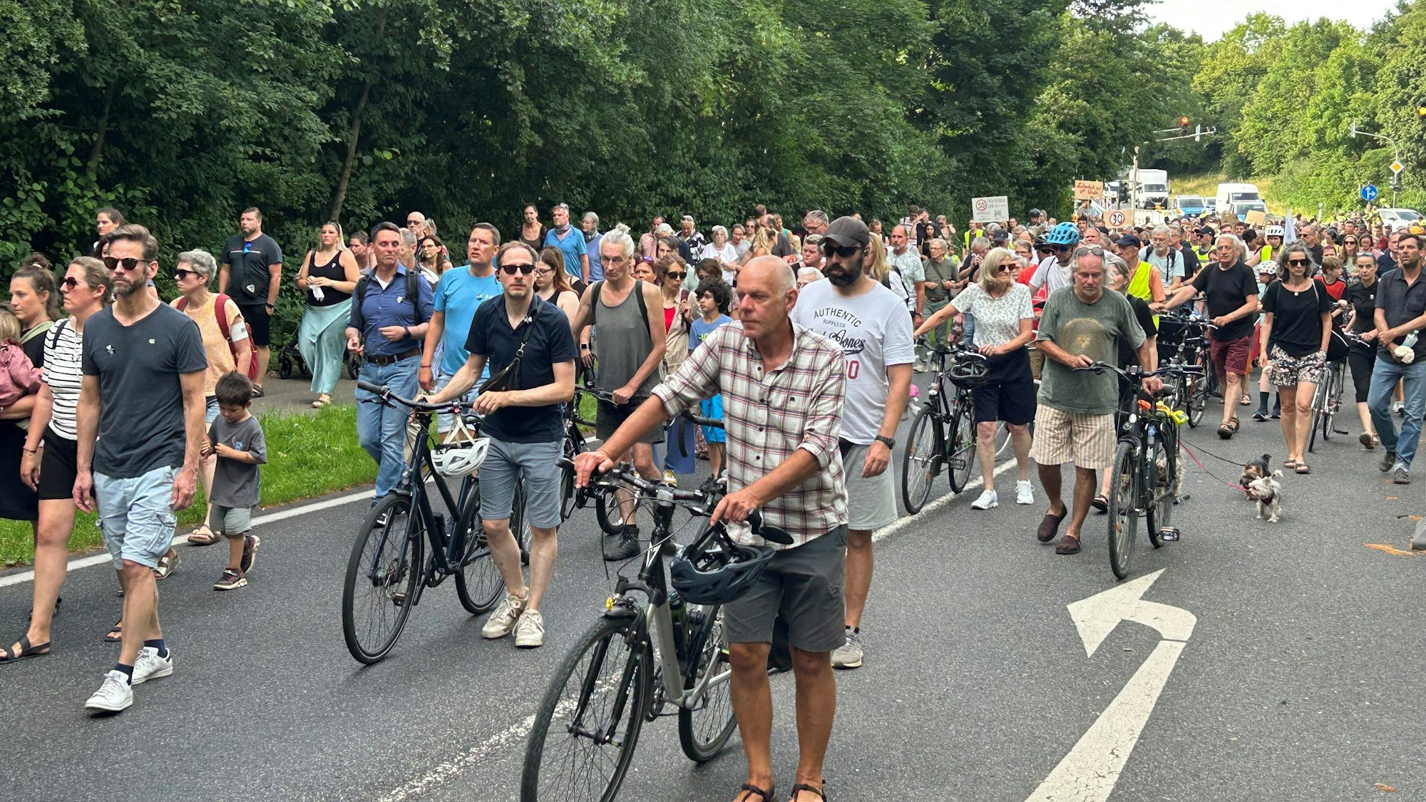 Etwa 200 Leute kamen mit dem Rad aus Köln, insgesamt waren rund 700 Teilnehmende mit dabei. Sie zeigten Plakate wie „Die Stadt gehört den Menschen, nicht den Autos“.
