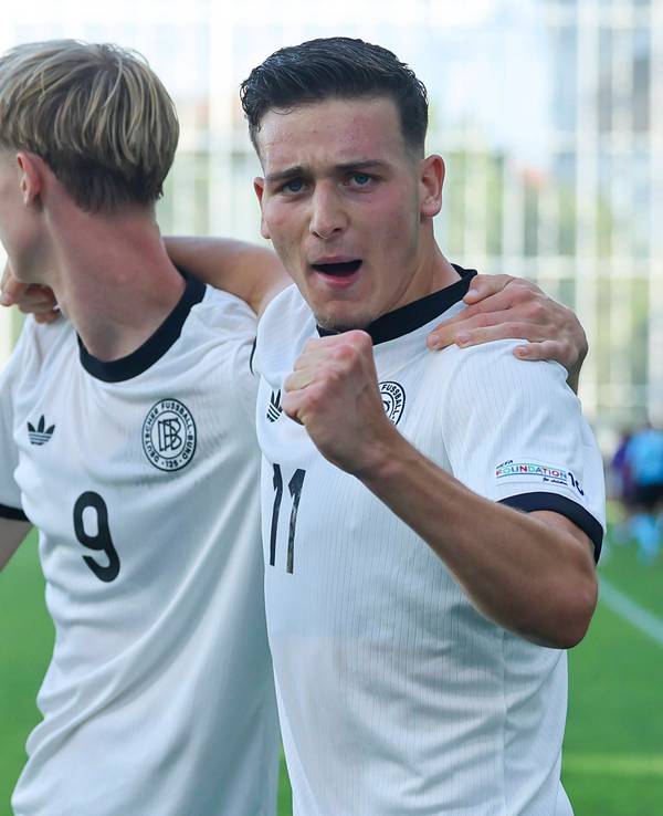 Said El Mala und Max Moerstedt jubeln gemeinsam.