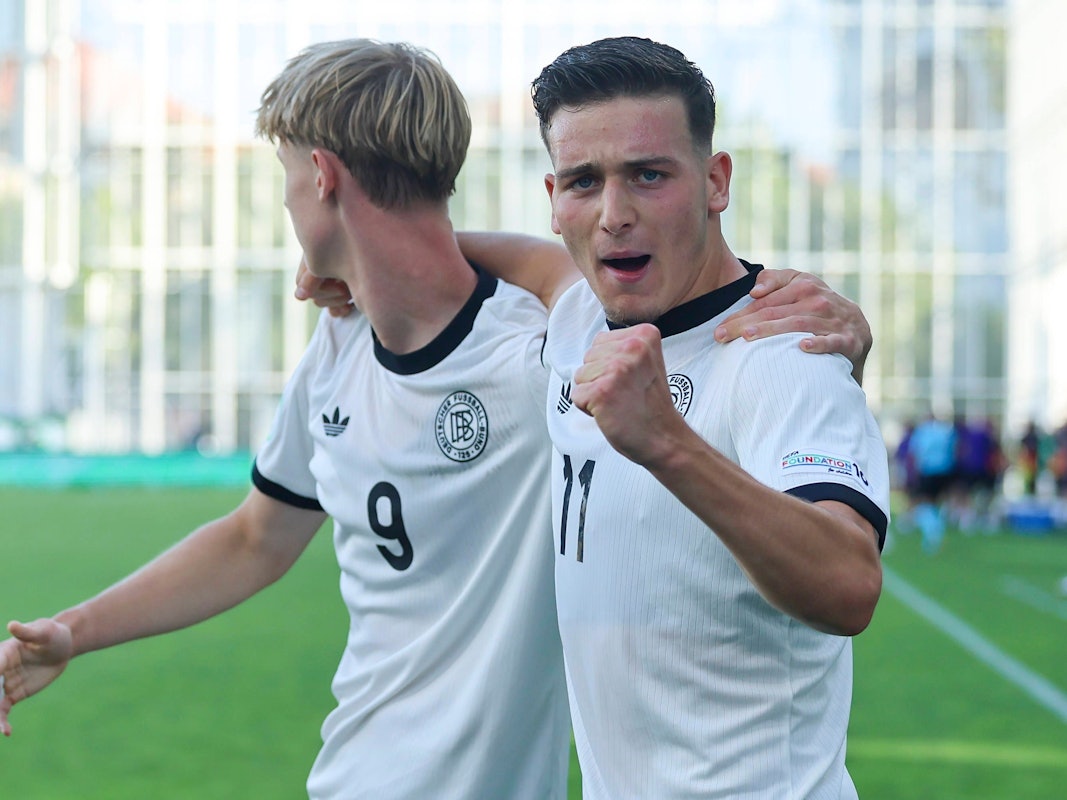 Said El Mala und Max Moerstedt jubeln gemeinsam.