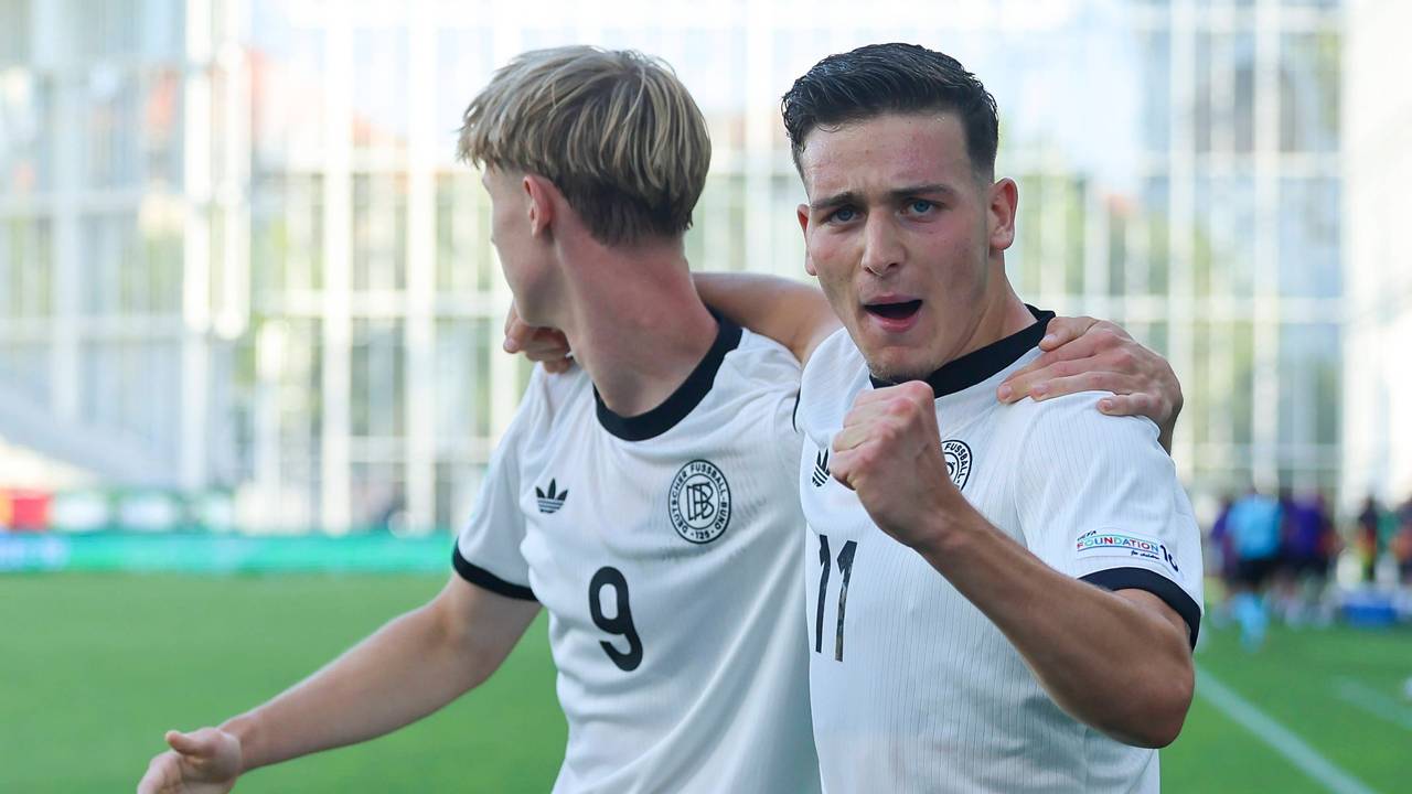 Said El Mala und Max Moerstedt jubeln gemeinsam.