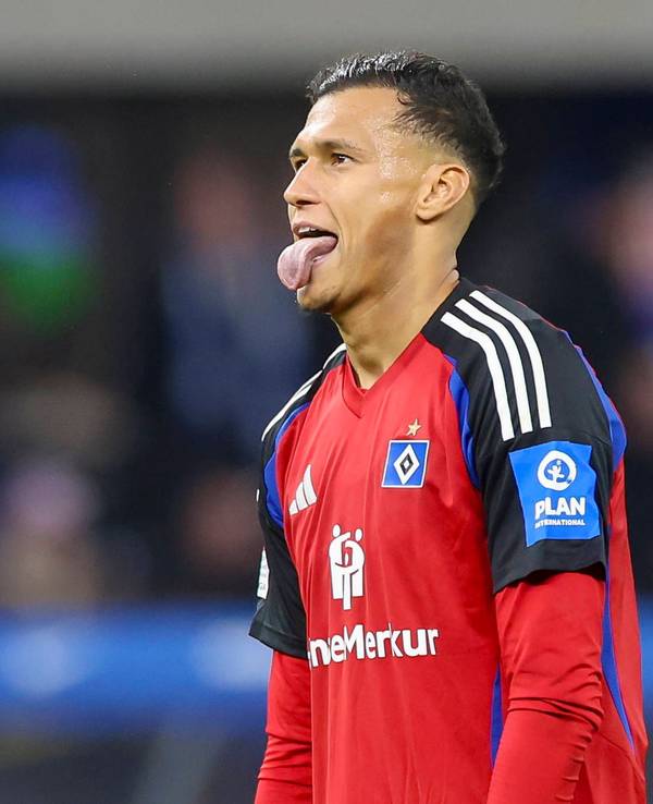 Davie Selke streckt im HSV-Trikot die Zunge heraus.