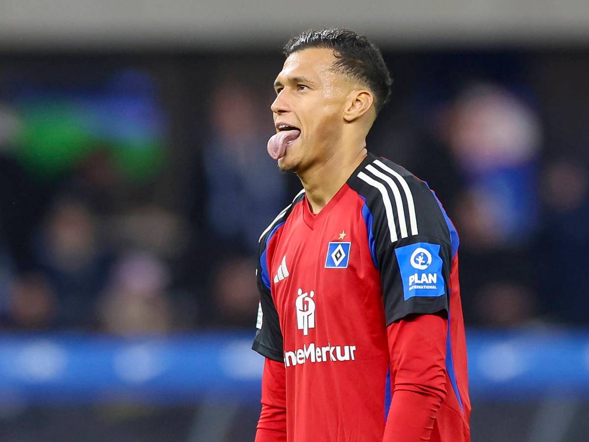 Davie Selke streckt im HSV-Trikot die Zunge heraus.