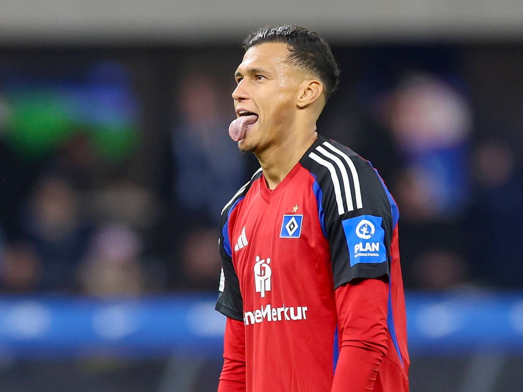 Davie Selke streckt im HSV-Trikot die Zunge heraus.