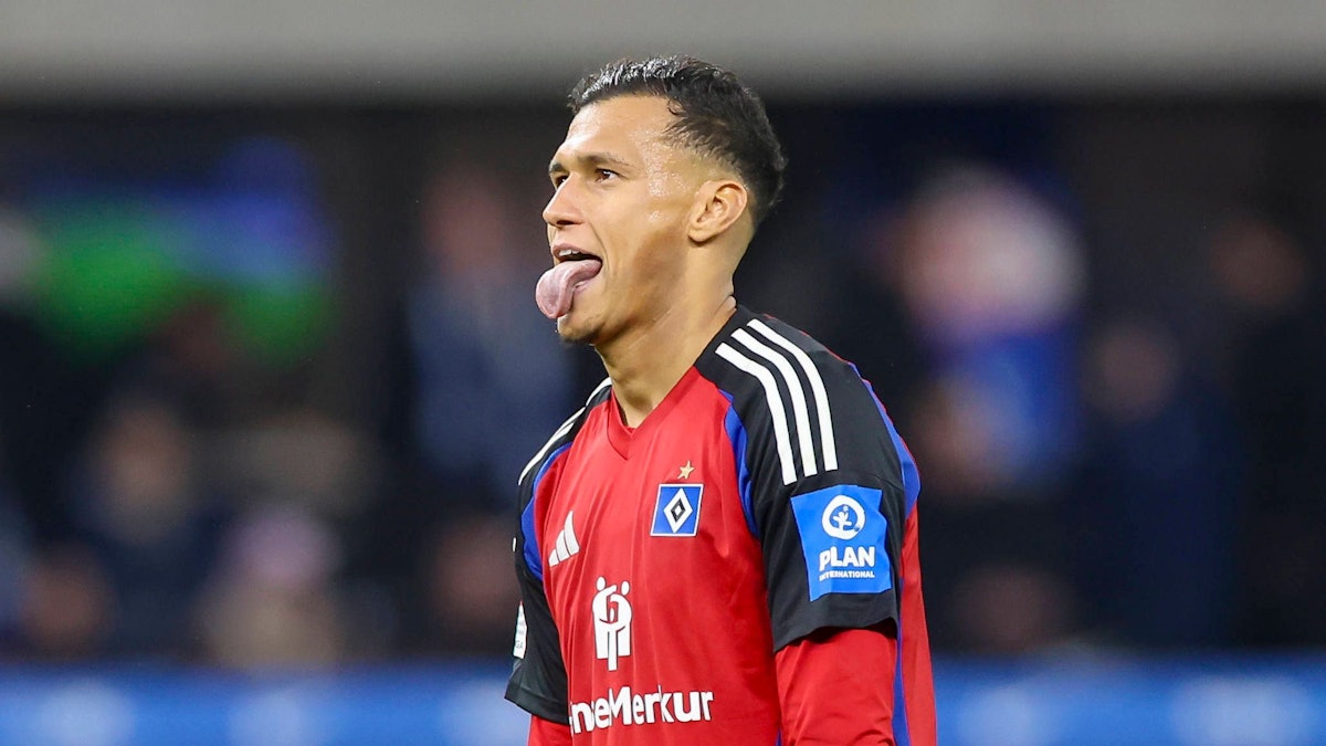 Davie Selke streckt im HSV-Trikot die Zunge heraus.
