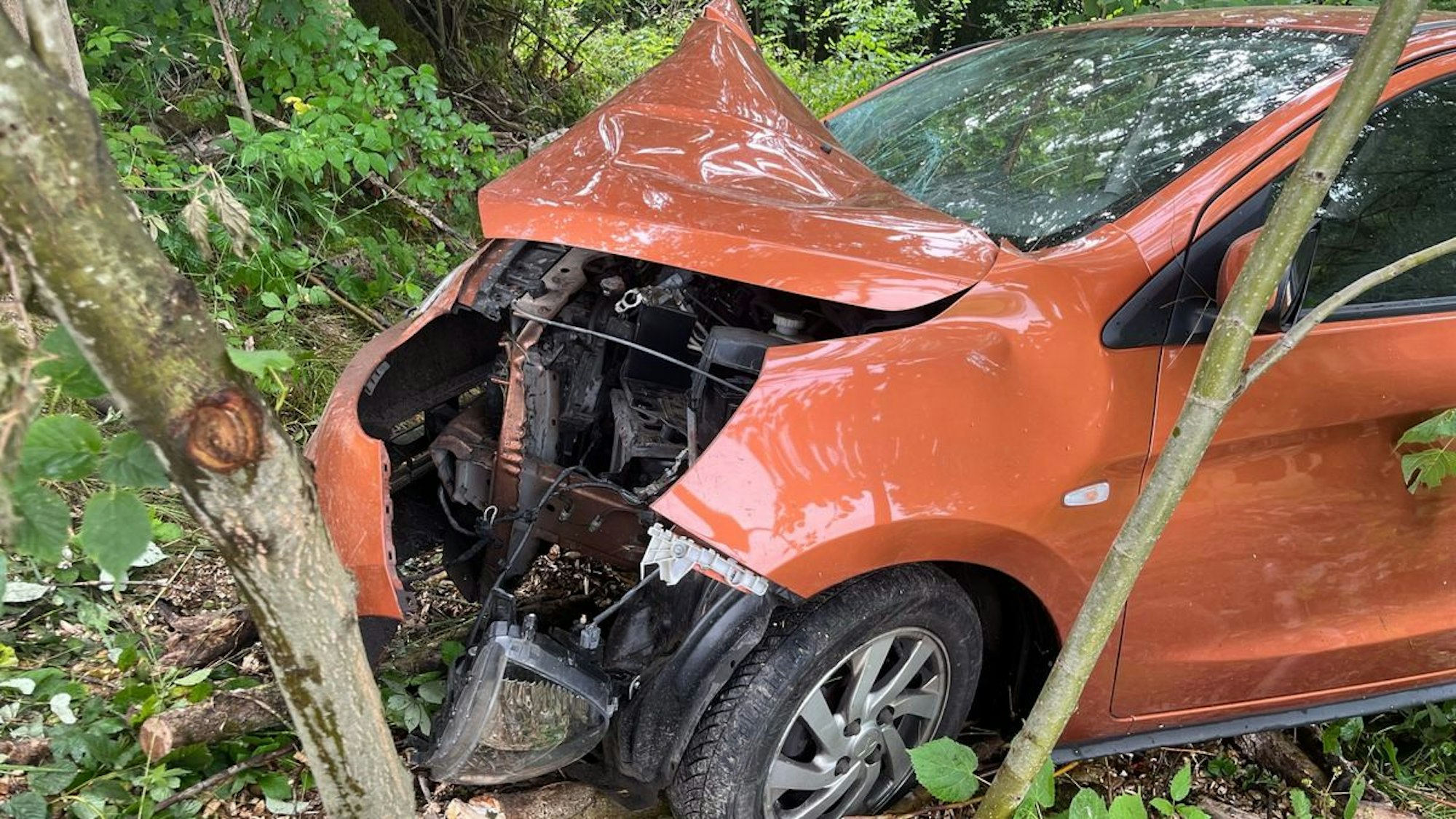 Verkehrsunfall in Velbert: Ein Mitsubishi Space Star kam von der Straße ab und prallte gegen einen Baum.