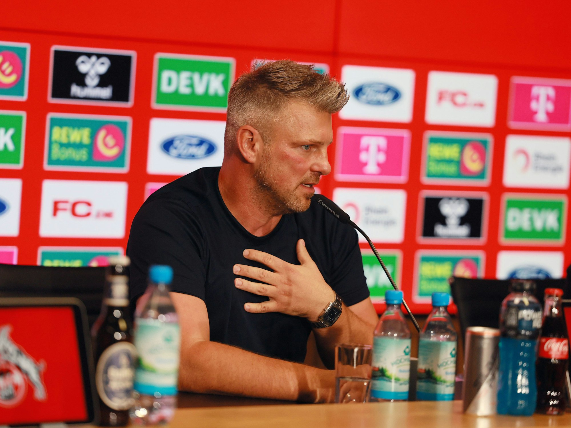 Lukas Kwasniok auf seiner ersten Pressekonferenz als Trainer des 1. FC Köln.