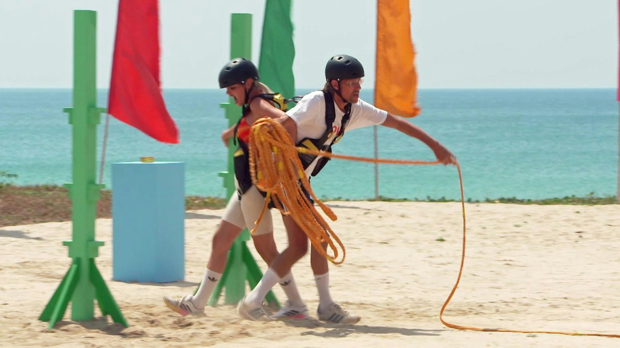 Beim Safety-Spiel gewannen Giuliana und Jens Hilbert, weil er sie gnadenlos durch die Hindernisse eines Parcours zerrte. Zweck heiligt Mittel. (Bild: RTLZWEI)