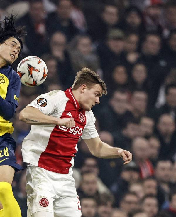 Koki Machida im Kopfballduell im Spiel gegen Ajax.