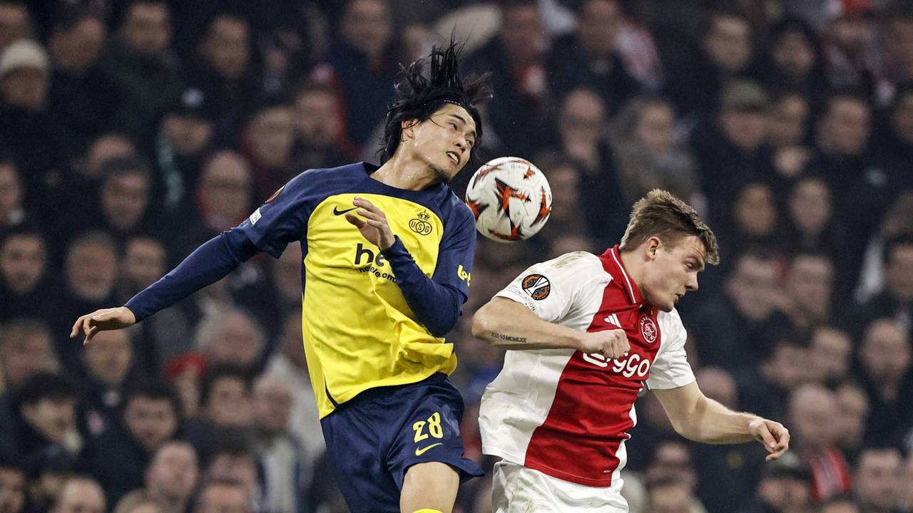 Koki Machida im Kopfballduell im Spiel gegen Ajax.
