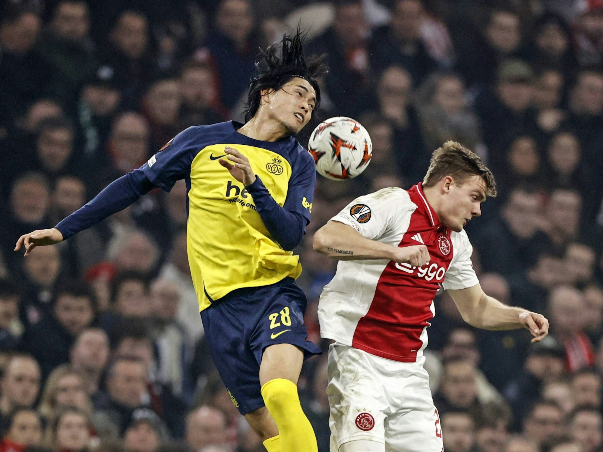Koki Machida im Kopfballduell im Spiel gegen Ajax.