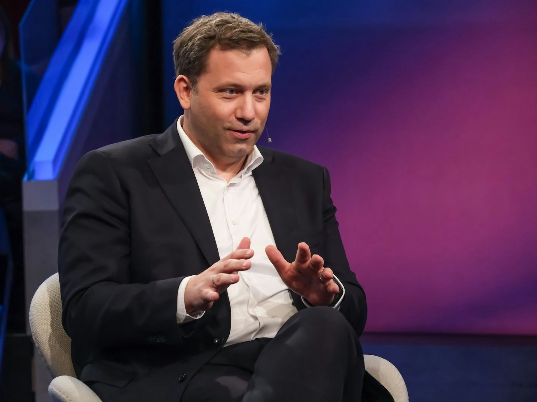 Man wolle das Land „wirtschaftlich verändern“, kündigt Lars Klingbeil an. (Bild: WDR/Oliver Ziebe)