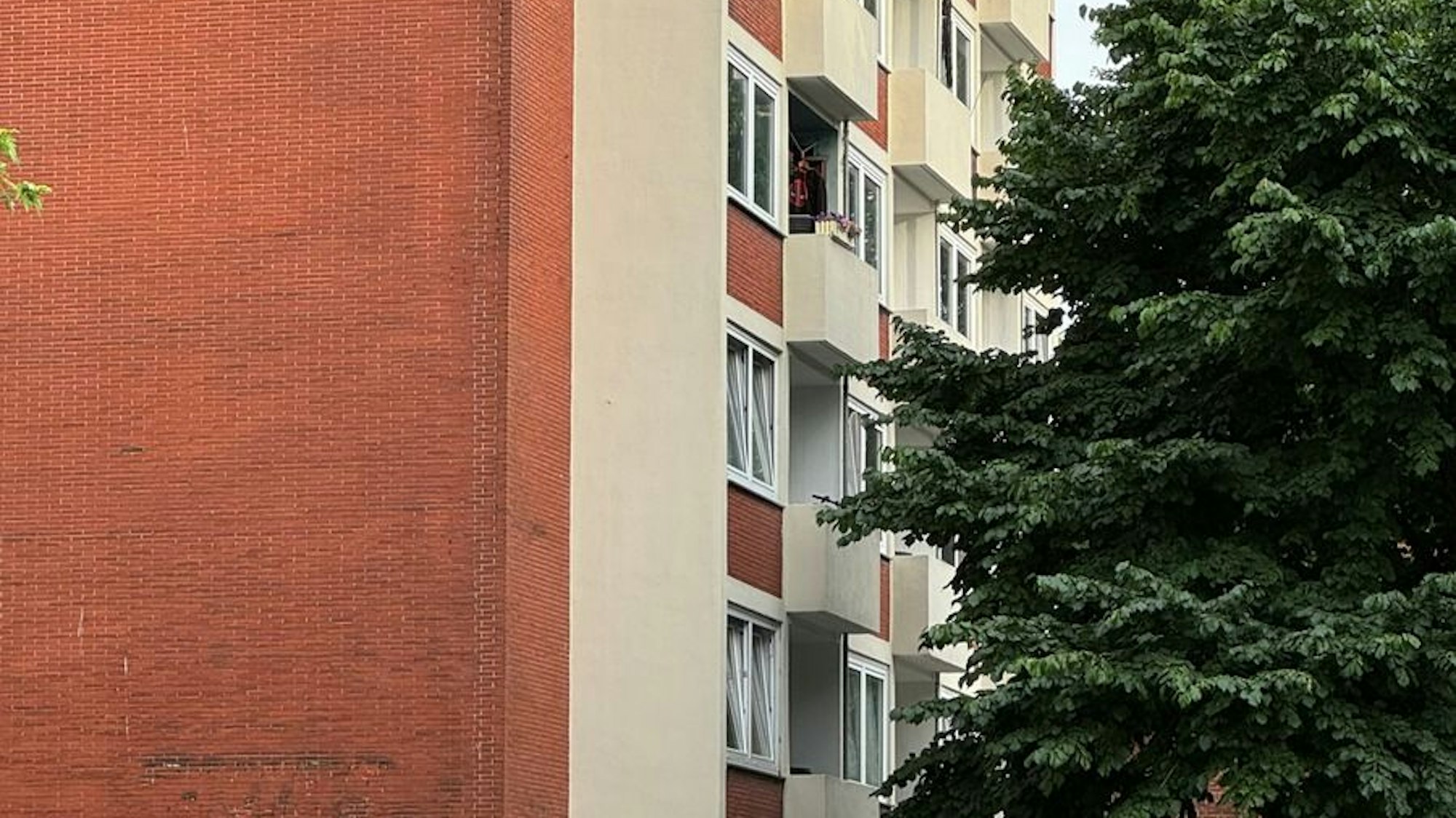 Feuerwehreinsatz bei einem Wohnungsbrand im 5. Obergeschoss eines siebengeschossigen Wohn- und Geschäftshauses in Gelsenkirchen-Bulmke-Hüllen