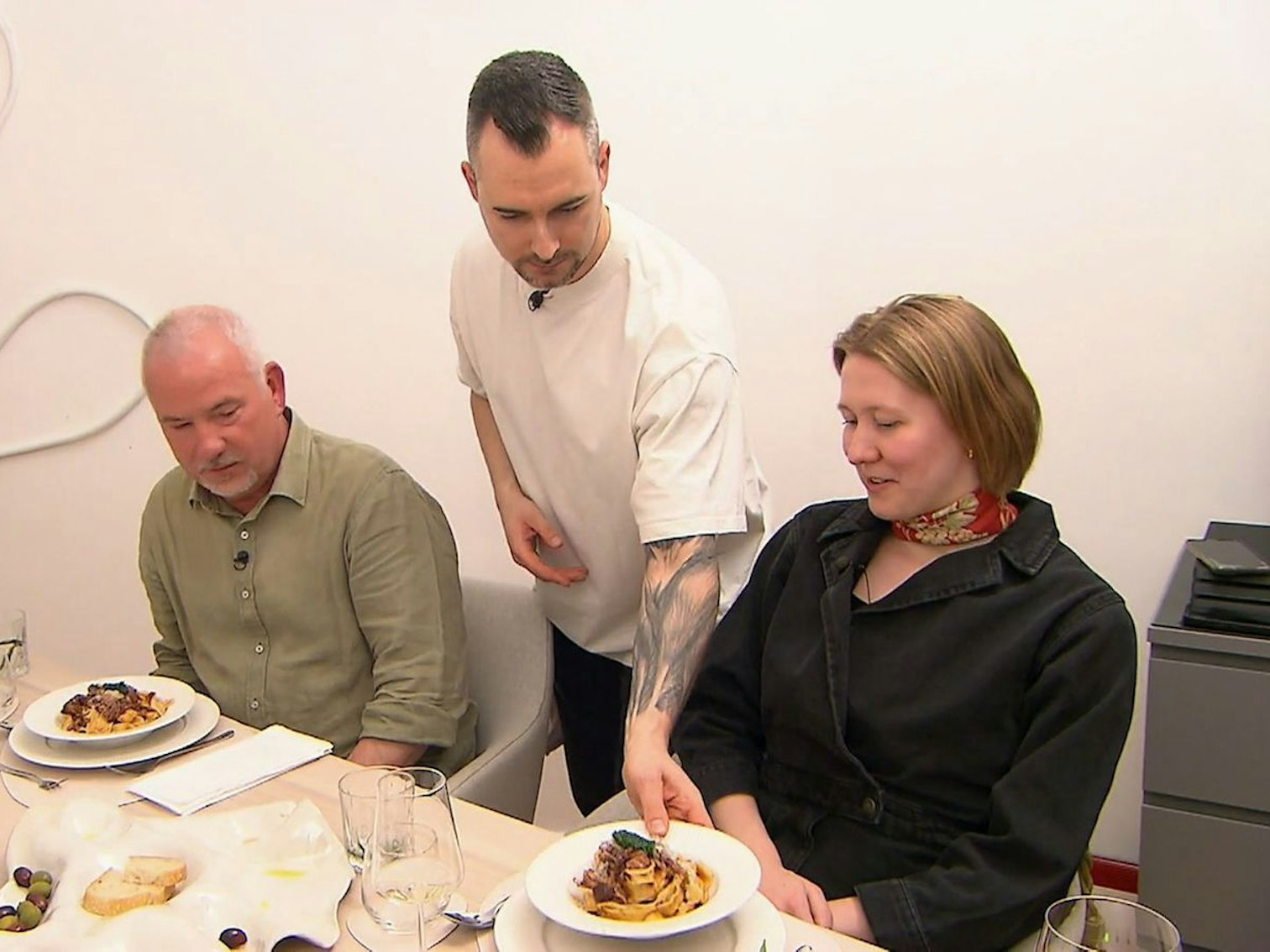 Benni serviert Theresa und Heiko hausgemachte Tagliatelle mit Ragú. (Bild: RTL)