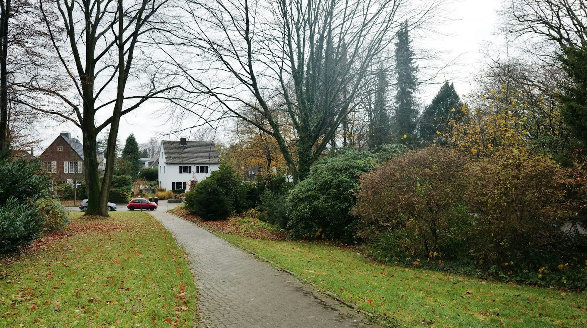 Der Originalschauplatz: An diesem hübschen Stichweg in der Stadt Haan, die zwischen Düsseldorf und Wuppertal liegt, übergießen Unbekannte den Energiemanager Dr. Bernhard Günther im März 2018 mit konzentrierter Schwefelsäure.
(Bild: SWR/Feuerwehr Haan)