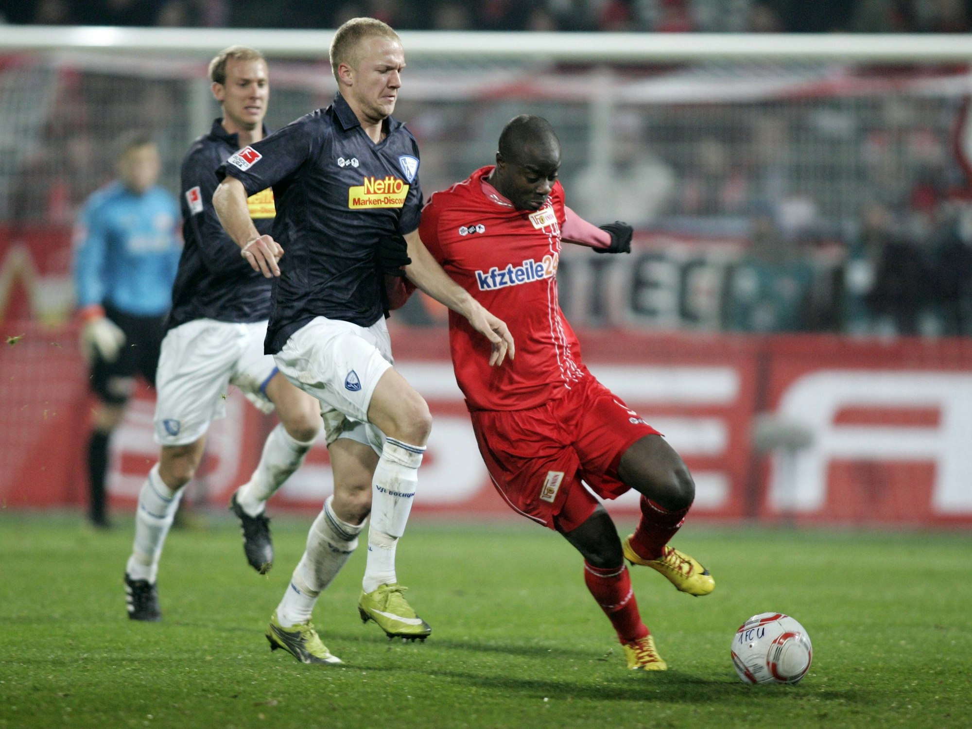 Kevin Vogt im Zweikampf mit John Jairo Mosquera.