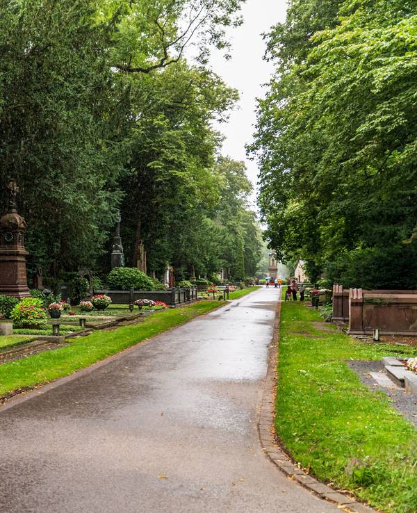 Ein Weg in einem Friedhof.