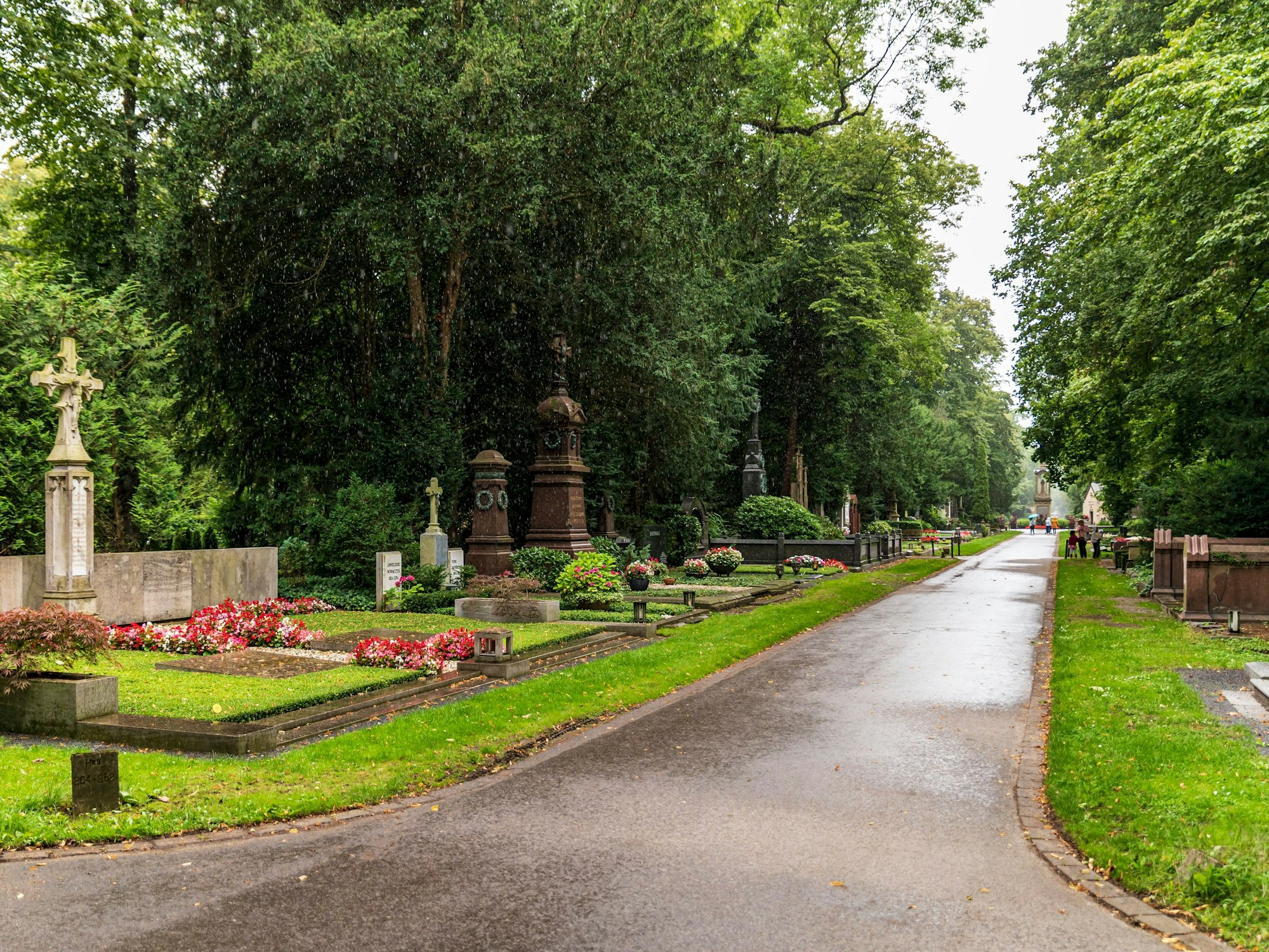 Ein Weg in einem Friedhof.