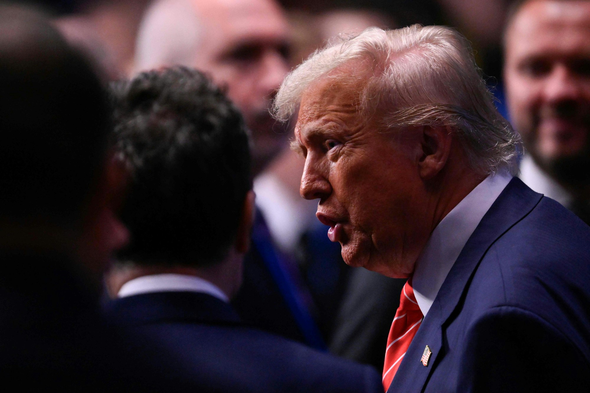 US-Präsident Donald Trump spricht am 25. Juni am Rande des NATO-Gipfels in Den Haag mit Regierungschef.