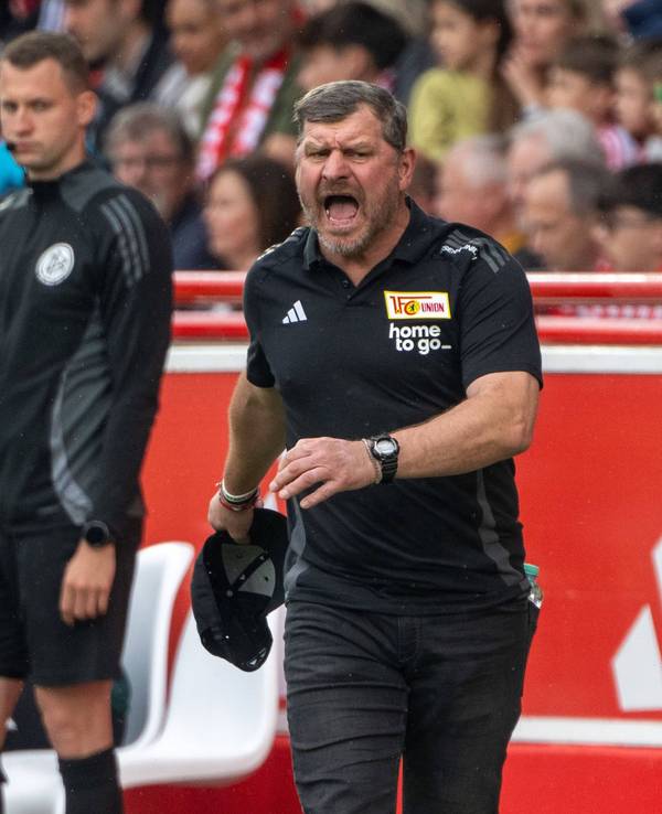 Steffen Baumgart hält seine Kappe in der rechten Hand.