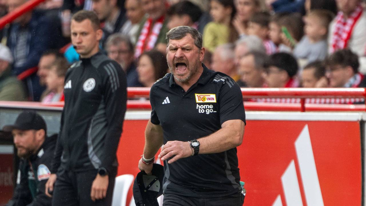 Steffen Baumgart hält seine Kappe in der rechten Hand.