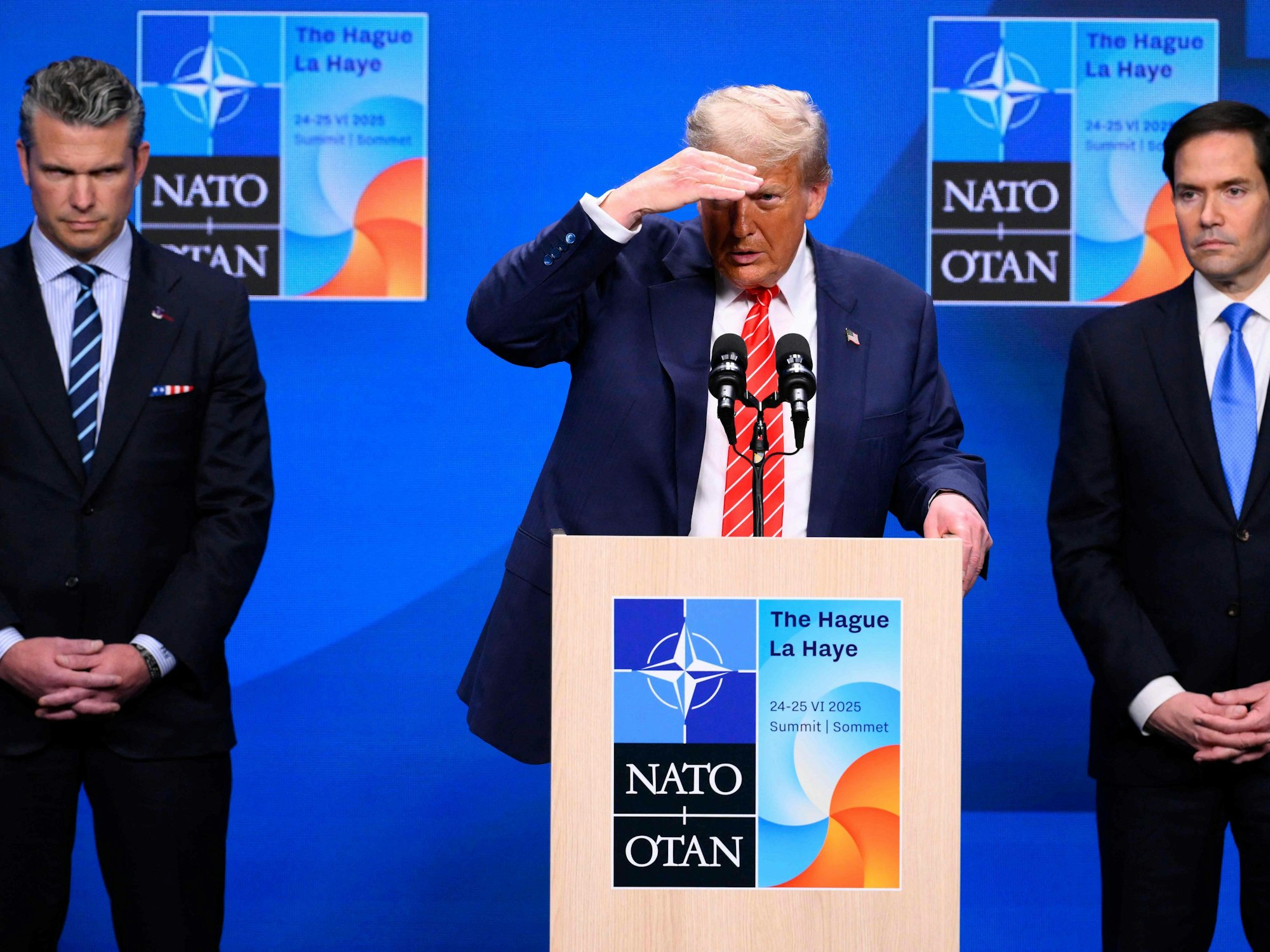 Präsident Donald Trump, hier flankiert von Verteidigungsminister Pete Hegseth (l.) und Außenminister Marco Rubio, ging auf das persönliche Schicksal einer ukrainischen Journalistin ein.