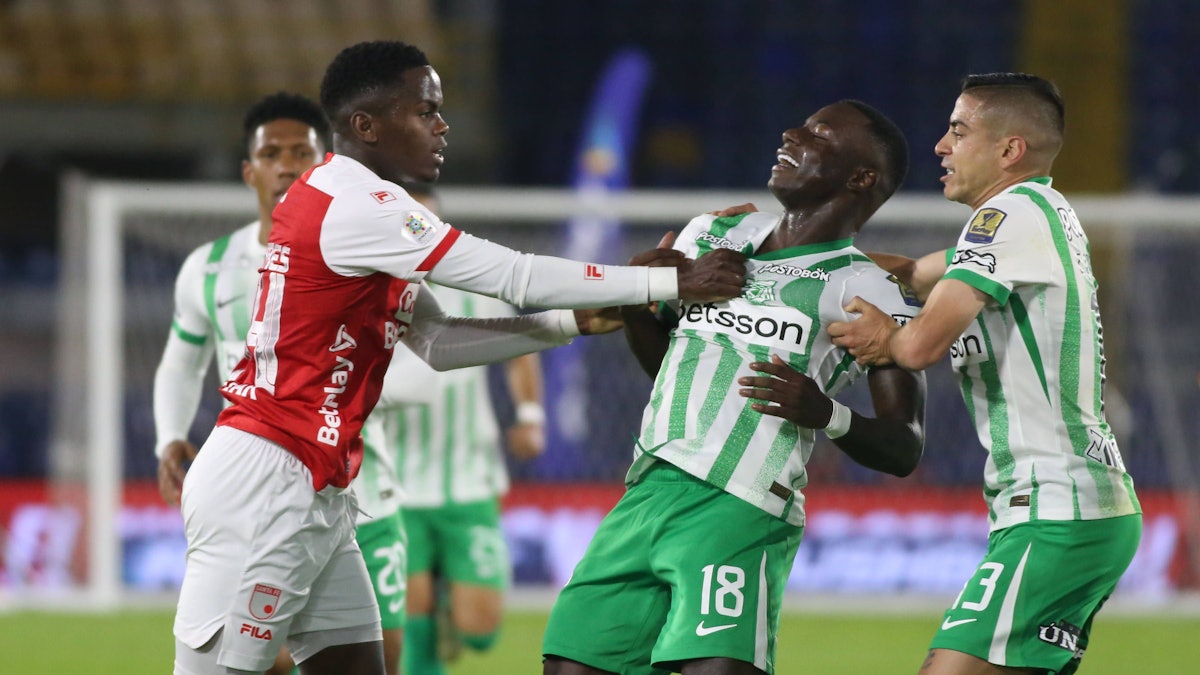 Marino Hinestroza war von einem Gegenspieler am Trikot gerissen.