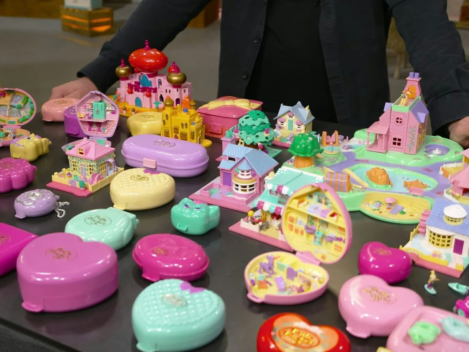 Produziert hatte die Mini-Puppensets mit Themenwelten oder auch Sondereditionen wie Wasserparks, Baumhäuser und andere Spielwelten die englische Firma Bluebird Toys PLC von 1989 bis 1996. „Das war damals schon gar nicht so günstig und heute sammeln das viele noch als Kindheitserinnerung“, wusste Deutschmanek. „Wahnsinn“, schnaufte Lichter.
(Bild: ZDF)
