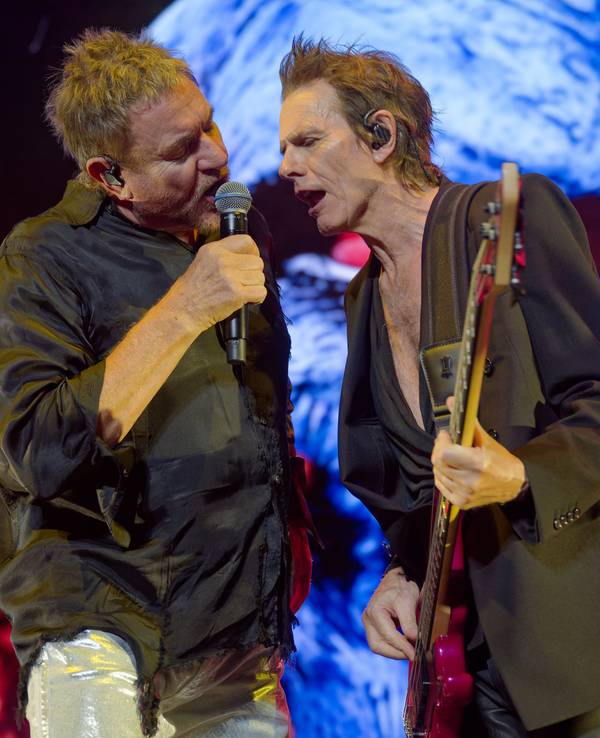 Die britische Popband Duran Duran beim Auftritt auf der Bühne.